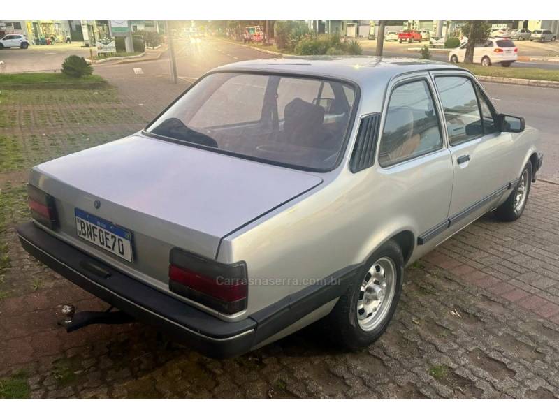 CHEVROLET - CHEVETTE - 1993/1993 - Prata - R$ 15.900,00