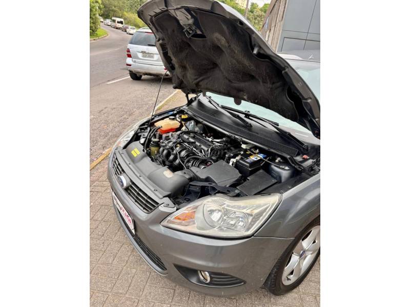 FORD - FOCUS - 2013/2013 - Cinza - R$ 35.900,00