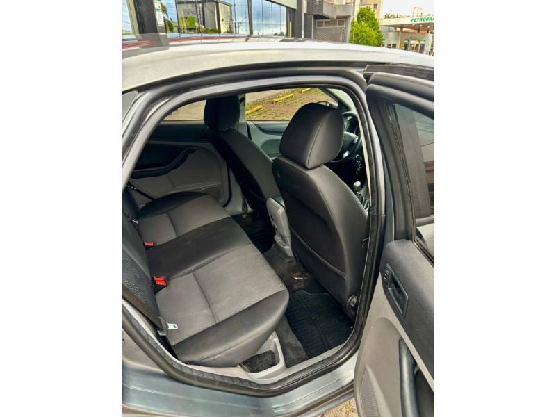 FORD - FOCUS - 2013/2013 - Cinza - R$ 35.900,00
