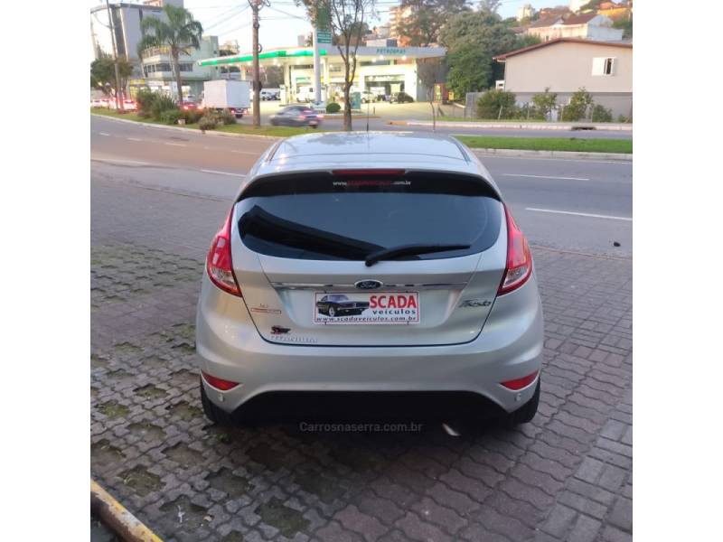 FORD - FIESTA - 2013/2014 - Prata - R$ 46.900,00