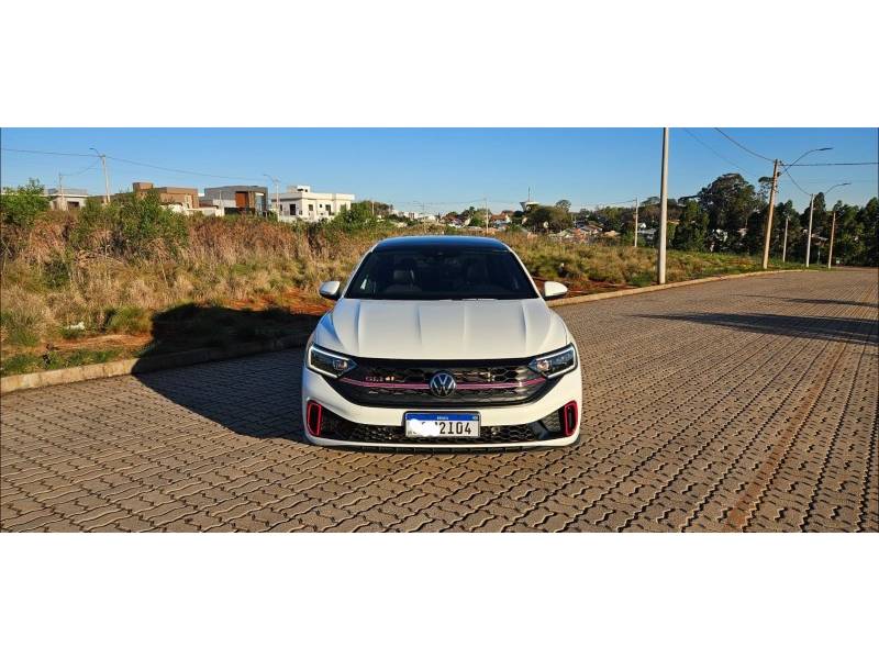 VOLKSWAGEN - JETTA - 2023/2023 - Branca - R$ 199.900,00