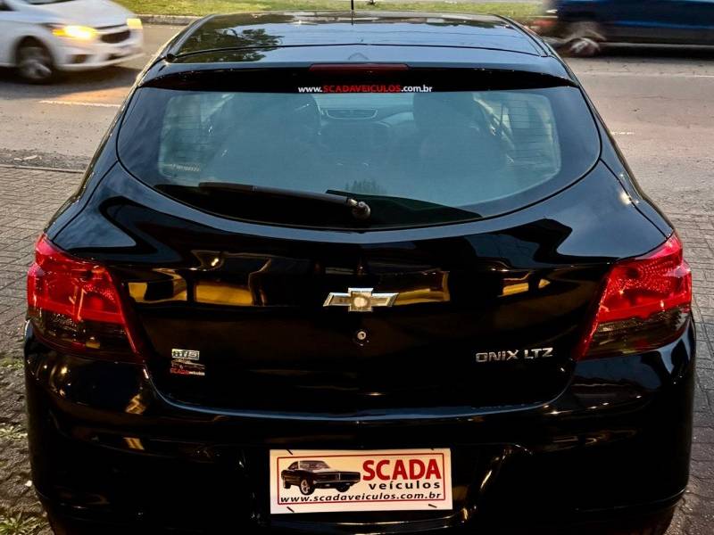CHEVROLET - ONIX - 2014/2014 - Preta - R$ 55.900,00