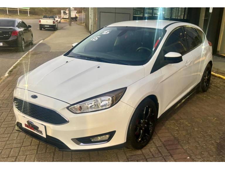 FORD - FOCUS - 2016/2016 - Branca - R$ 63.900,00