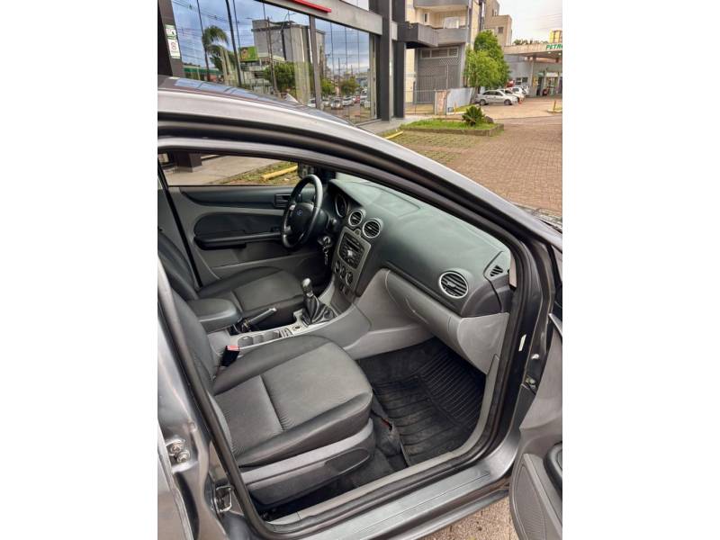 FORD - FOCUS - 2013/2013 - Cinza - R$ 35.900,00