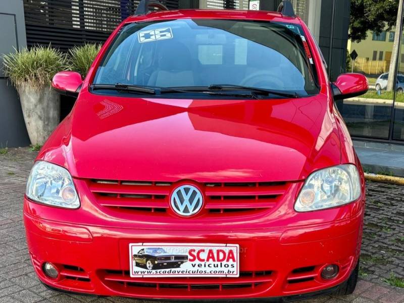 VOLKSWAGEN - FOX - 2005/2006 - Vermelha - R$ 20.900,00